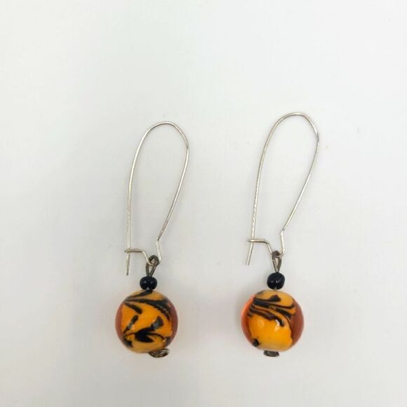 Blown glass earrings, orange and black, silvertone. - Picture 4 of 4